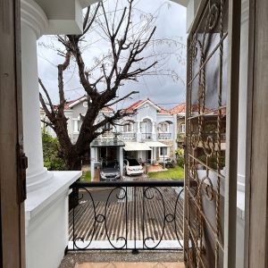 Disewakan Rumah Hook di Raffles Cibubur